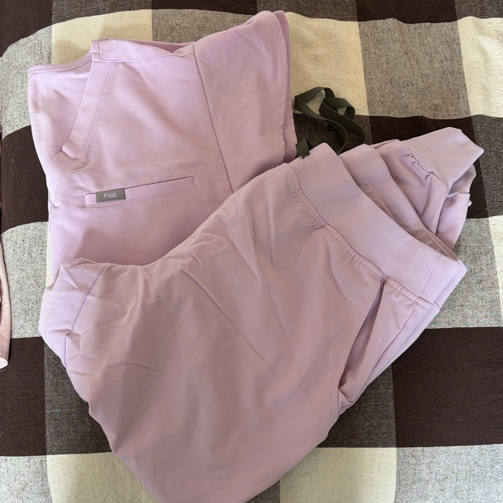 Figs Women's Lavender Dew joggers and flutter sleeve top